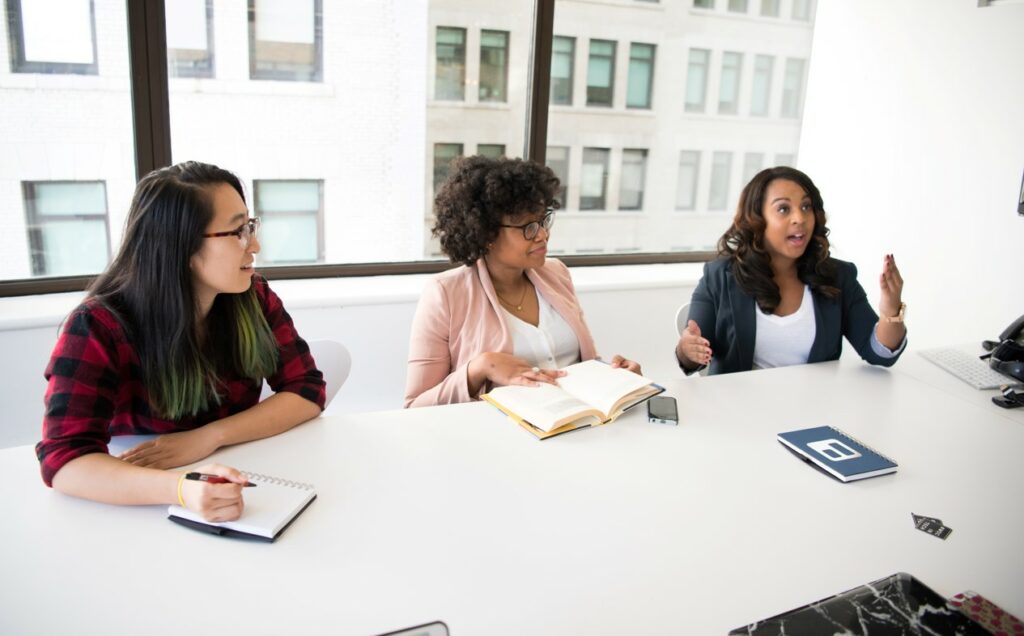 3 women in a meeting